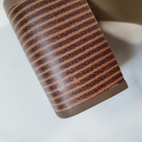 Halston Coral Strappy Block Heel Sandals Sz 9 Vegan Leather Croc - Picture 9 of 10